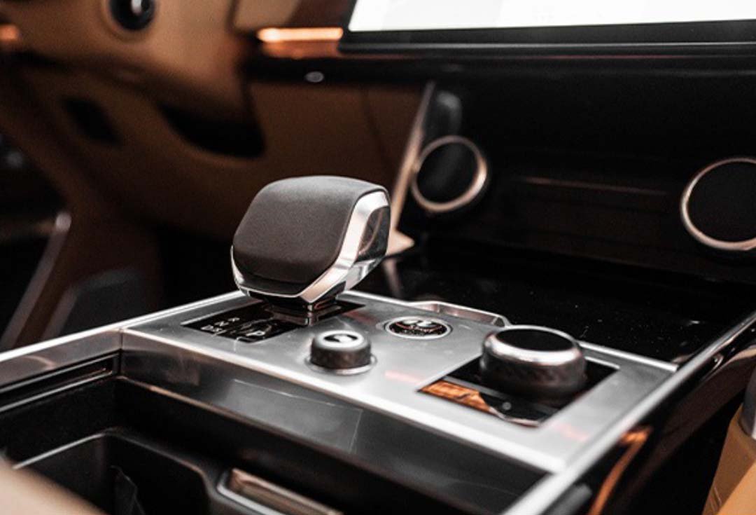 Movyocar Range Rover Vogue Black car rental in dubai